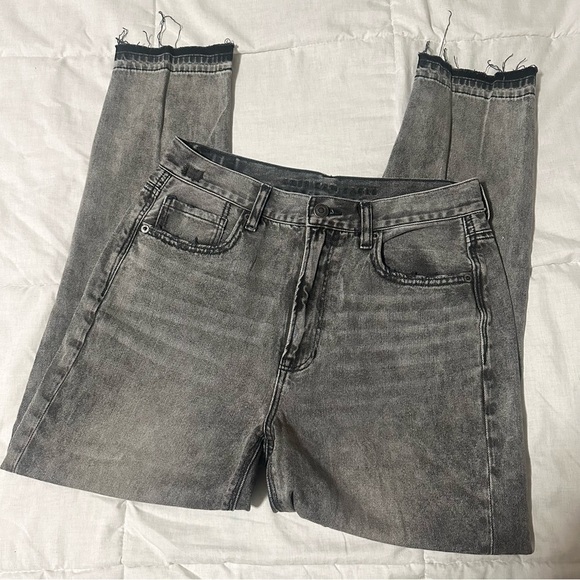 American Eagle Distressed Mom Jeans Size 6 Short - Picture 4 of 5
